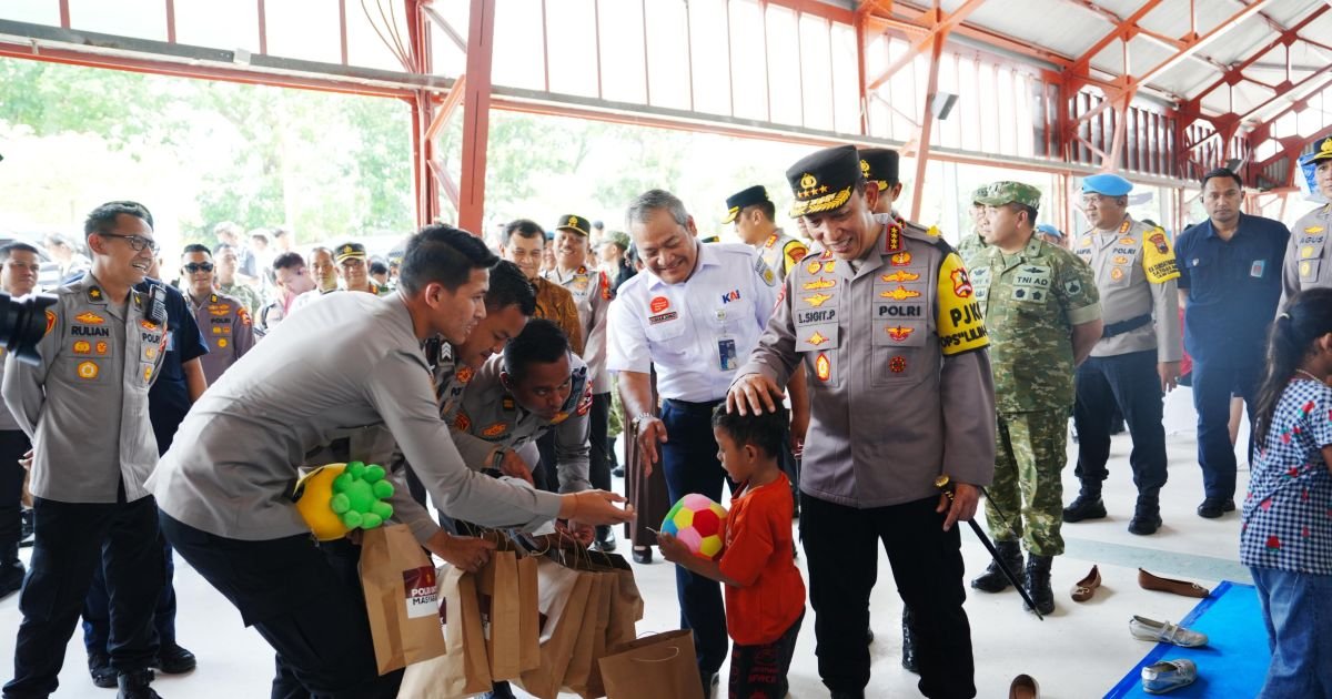 Kapolri Tinjau Kesiapan Pelayanan dan Pengamanan Nataru di Stasiun Tawang Semarang