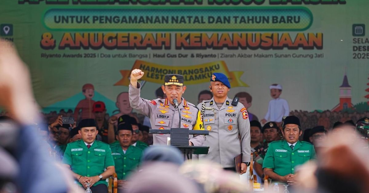 Kapolri Jenderal Listyo Sigit Prabowo saat pimpin Apel Kebangsaan Banser untuk Pengamanan Nataru di Halaman Masjid Syarif Abdurachman, Kabupaten Cirebon, Provinsi Jawa Barat, Selasa, 23 Desember 2025
