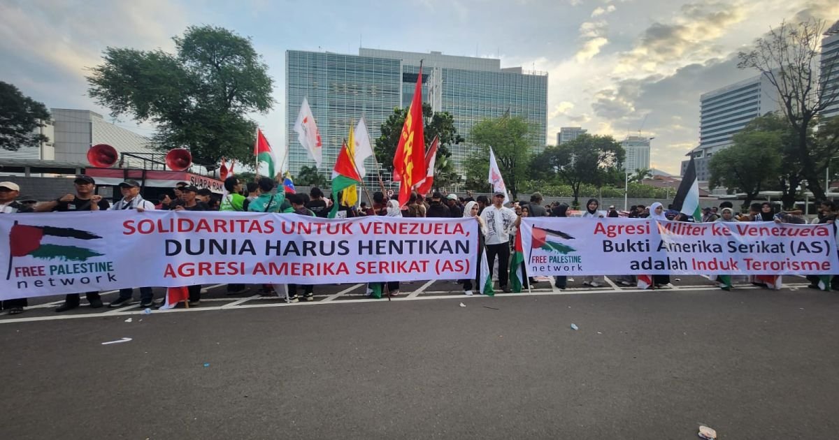 Gelar Aksi Solidaritas, Massa FPN Serukan Dunia Harus Hentikan Agresi Militer AS ke Venezuela