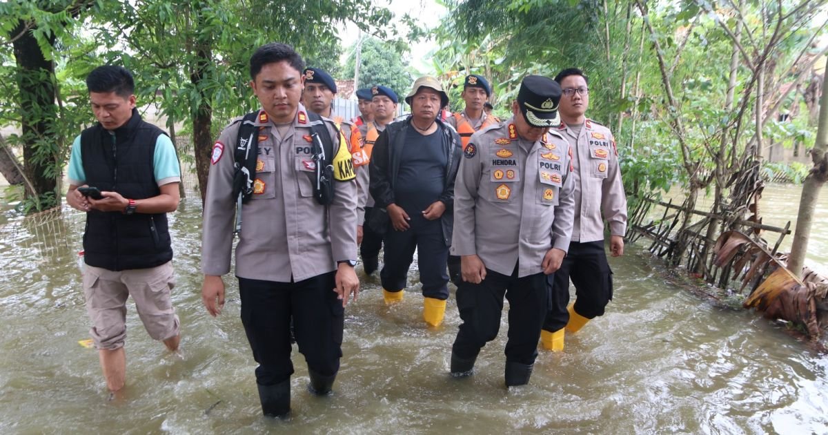 Tinjau Situasi Banjir di Karangligar Karawang, Kabid Humas Polda Jabar Serukan Patroli Rutin Jaga Keamanan