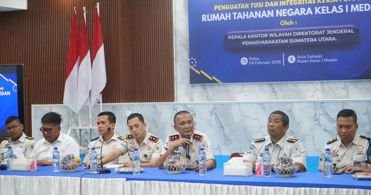 Kepala Kanwil Ditjenpas Sumatera Utara, Yudi Suseno saat memberikan penguatan akan pentingnya integritas, profesionalisme, dan kesiapsiagaan petugas pengamanan, di Aula Sahardjo Rutan Kelas I Medan, Rabu, 4 Februari 2026