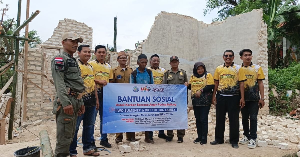 Ketua beserta Anggota IWO Kabupaten Sumenep saat menyalurkan bantuan kepada keluarga yang terdampak Bencana Angin Puting Beliung di Desa Karduluk, Kecamatan Pragaan, Senin, 9 Februari 2026 (Dok. Foto: IWO Sumenep)