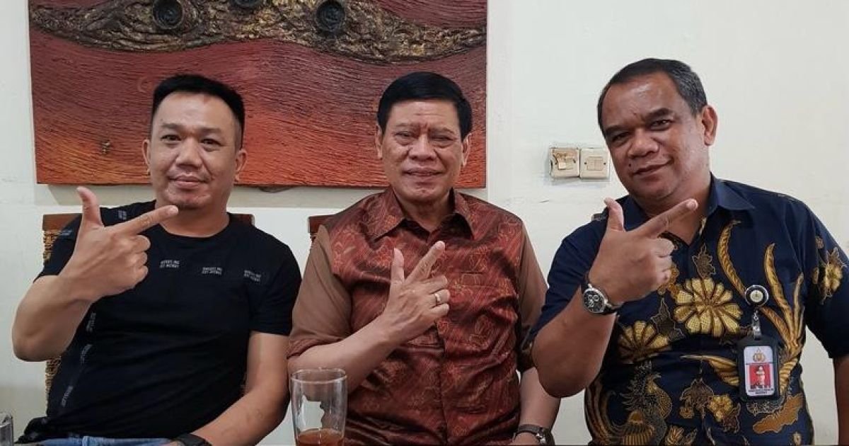 Sekjen DAJ Law Firm, Nicho Hezron (tengah) bersama anggota mengucapkan Selamat HPN 2026, Jakarta, Senin, 9 Februari 2026 (Dok. Foto: ist)