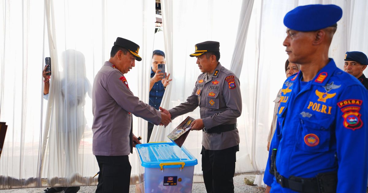 Kapolri Jenderal Listyo Sigit Prabowo saat memberikan bantuan secara simbolis di Polsek Koto Tengah, Jl. Adi Negoro, Lubuk Buaya, Kota Padang, Provinsi Sumatera Barat, Kamis, 18 Desember 2025 (Dok. Foto: Divhumas)