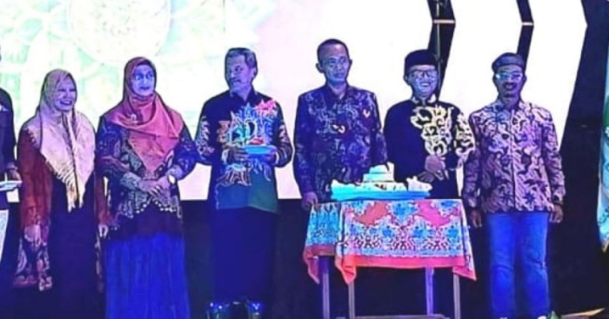 Rektor UPI Sumenep, Asmoni (tiga dari kanan) didampingi para wakil rektor setelah pembacaan doa dan pemotongan tumpeng di acara memperingati Malam Resepsi Dies Natalis ke-41 di Gedung Kesenian Kampus, Minggu, 15 Februari 2026