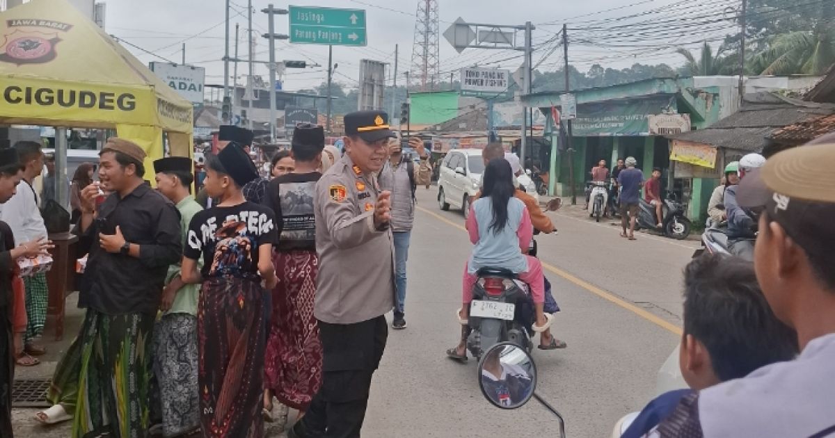 Gelar Jumat Berkah, Polsek Cigudeg Bagi-bagi Takjil Gratis ke Masyarakat di Hari Kedua Bulan Suci Ramadhan