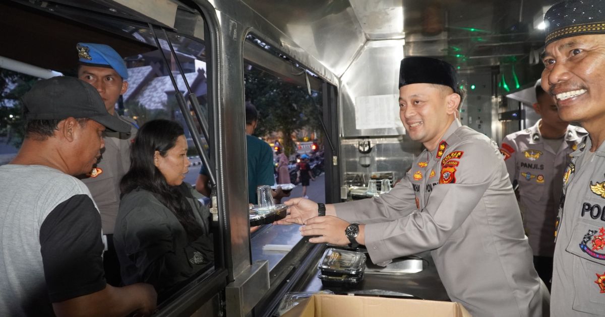 Kapolres Bogor AKBP Wikha Ardilestanto Gelar Bagi Takjil dan Buka Puasa Bersama Mahasiswa di Pakansari