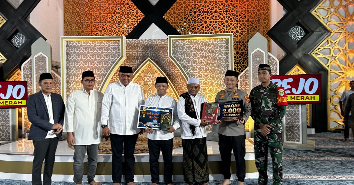 Kapolres Bogor AKBP Wikha Ardilestanto (kedua kanan) saat menyerahkan mushaf Al Quran pada acara Tabligh Akbar Penyejuk Hati di Masjid Baitul Faizin, Cibinong, Kabupaten Bogor, Sabtu, 7 Maret 2026 (Dok. Foto: Humas)