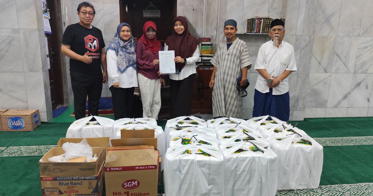 Perwakilan dari Wapres Gibran Rakabuming Raka didampingi pengurus Permas Nusantara menyalurkan bantuan paket makanan berbuka puasa kepada pengurus Masjid Meranti, Jakarta Pusat, Senin, 9 Maret 2026