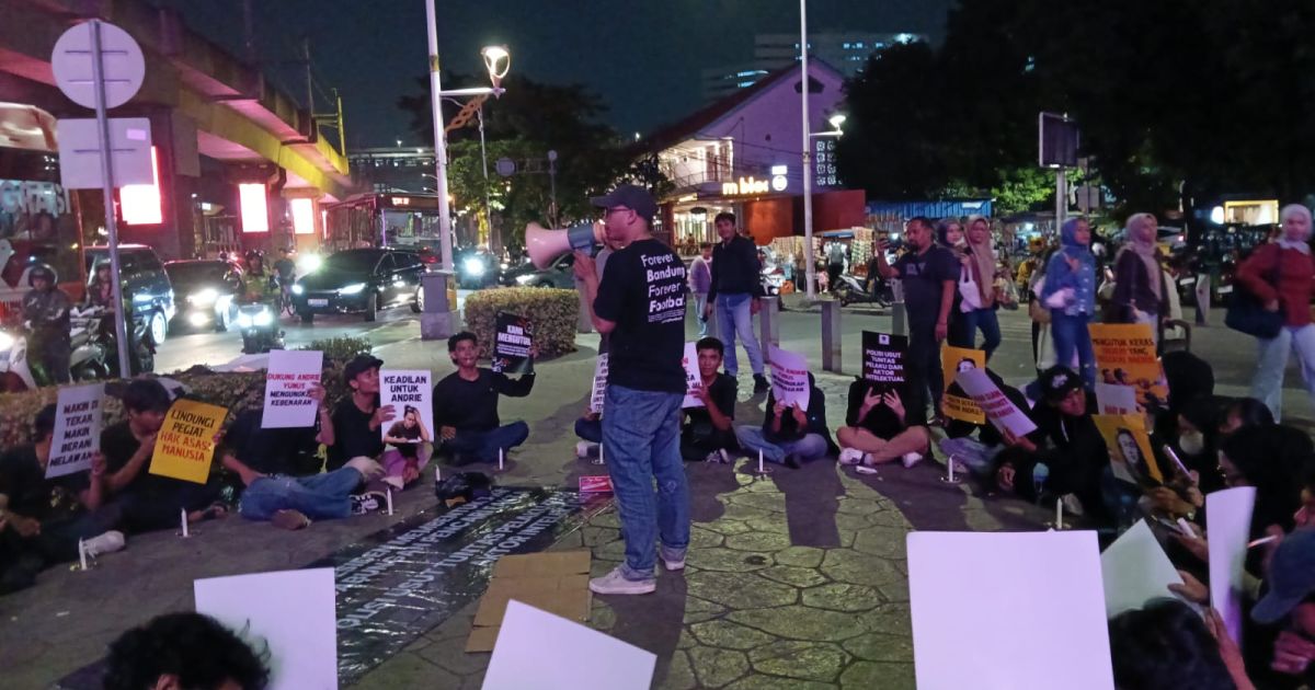 Sejumlah mahasiswa saat menggelar aksi solidaritas mengecam serangan penyiraman air keras yang menimpa aktivis HAM Andrie Yunus, di Taman Literasi Blok M, Jakarta, Senin, 16 Maret 2026