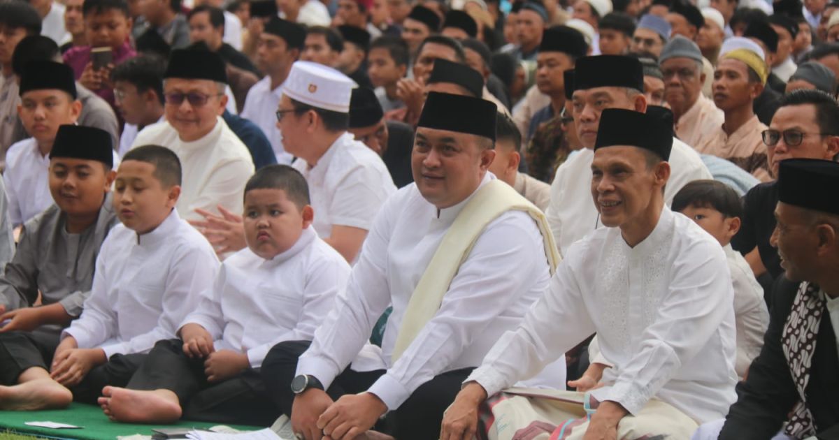 Bupati Bogor Rudy Susmanto dan Wabup Ade Jaro saat mengikuti Sholat Idul Fitri 1447 H bersama puluhan ribu masyarakat di Stadion Pakansari Cibinong, Sabtu, 21 Maret 2026