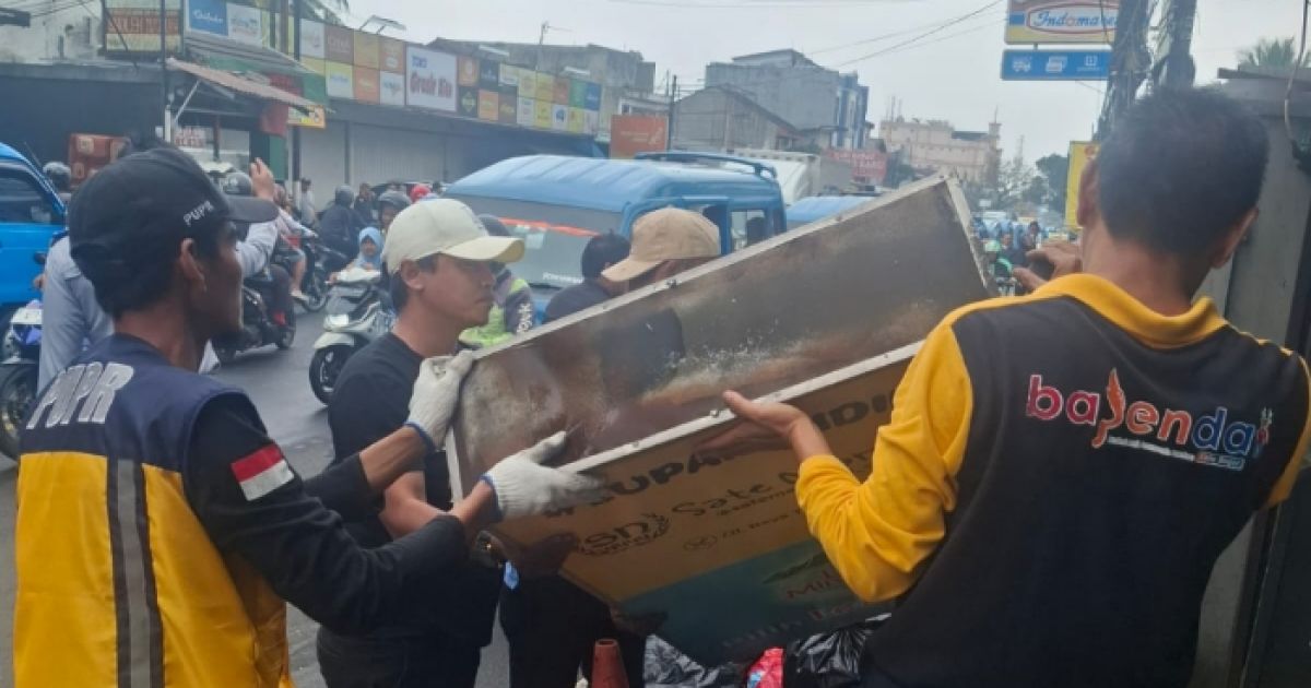 Petugas Bapenda bersama Satpol PP Kota Bogor saat melakukan penertiban ratusan reklame tak berizin.