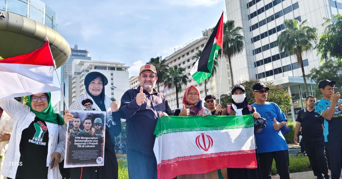 Dubes Iran bersama sejumlah kader FPN saat gelar aksi simpatik pada saat Car Free Day di bundaran Hotel Indonesia Jakarta, Minggu, 5 April 2026.