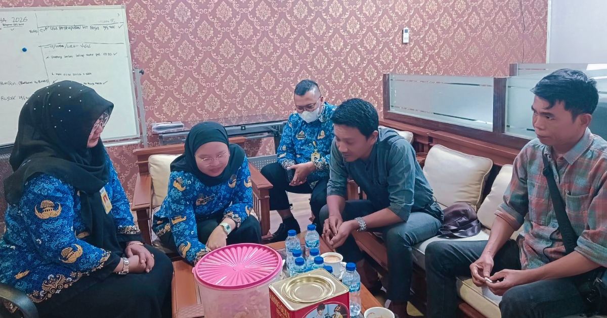 Humas beserta staf saat menyampaikan klarifikasi terkait alokasi anggaran belanja pemeliharaan gedung dan bangunan di lingkungan Kantah Kabupaten Bogor I, Selasa, 2 Juni 2026 (Dok. Foto: terasjabar)