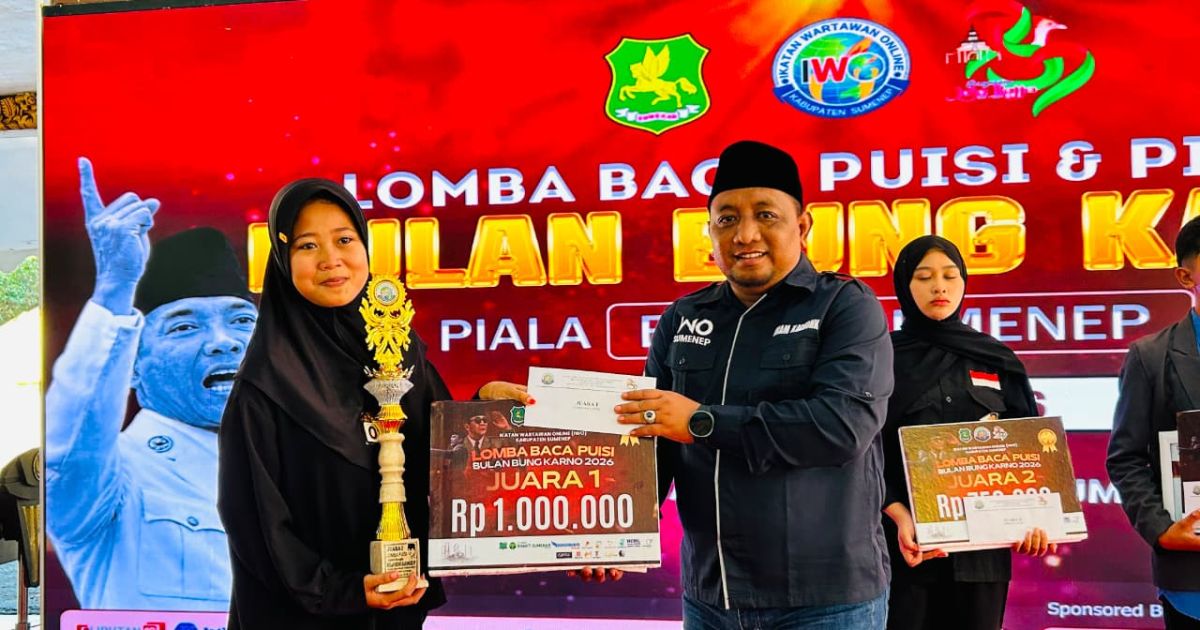 Ketua IWO Sumenep Imam Mustain Ramli saat menyerahkan piala kepada salah satu pemenang lomba baca puisi, Selasa, 9 Juni 2026 (Dok. Foto: IWO Sumenep).
