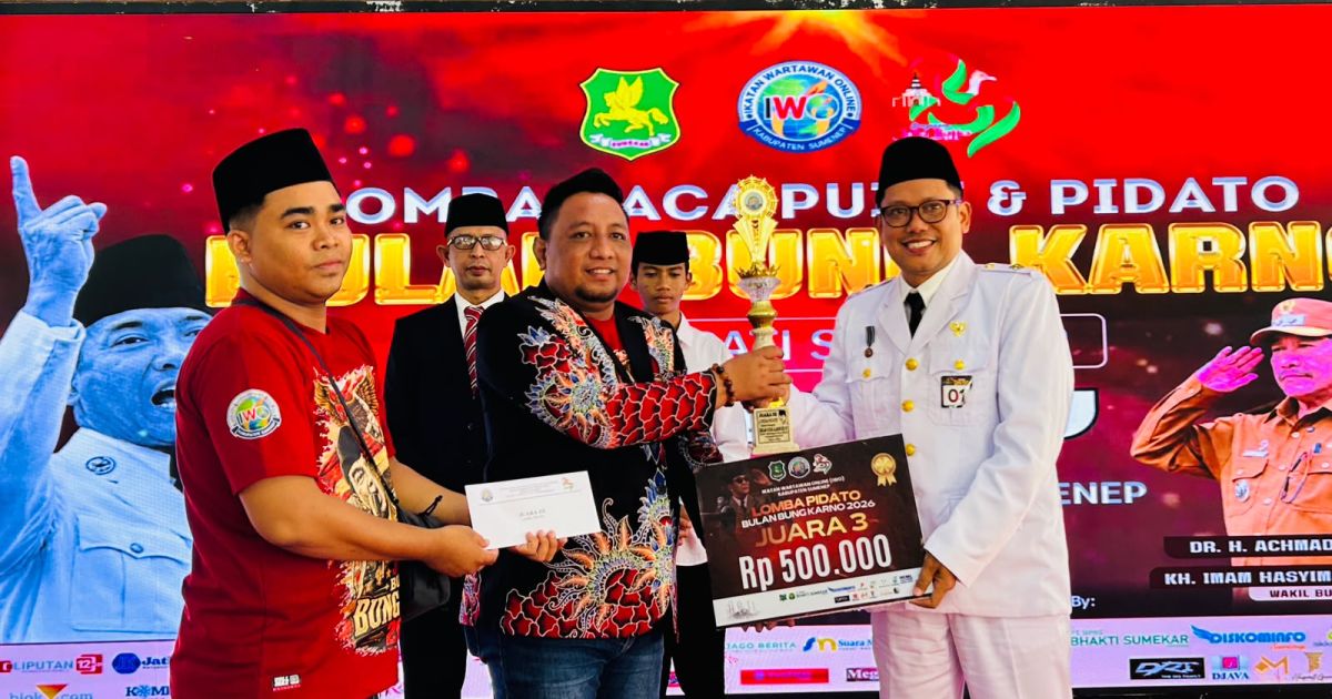 Ketua IWO Sumenep Imam Mustain Ramli saat menyerahkan piala kepada juara III lomba pidato gaya Bung Karno, Rabi, 10 Juni 2026 (Dok. Foto: IWO Sumenep).